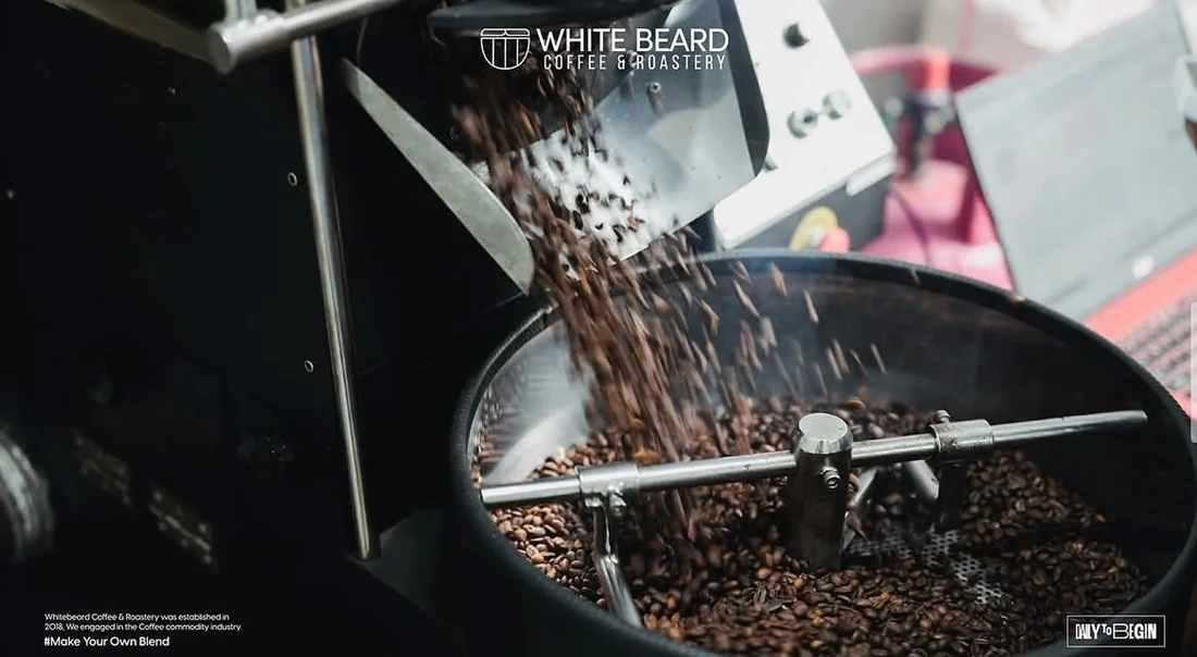 Biji kopi White Beard keluar dari mesin roasting menuju bak pendingin